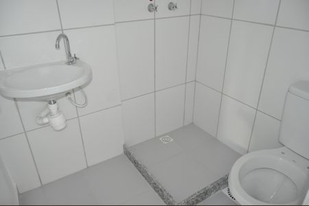 Banheiro de kitnet/studio para alugar com 1 quarto, 35m² em Todos Os Santos, Rio de Janeiro