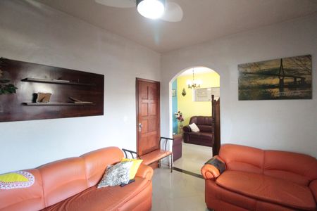 Casa à venda com 233m², 2 quartos e 2 vagasSala