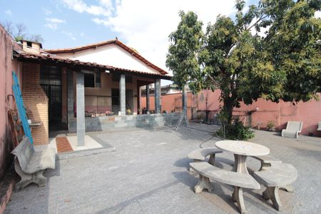 Casa à venda com 233m², 2 quartos e 2 vagasQuintal