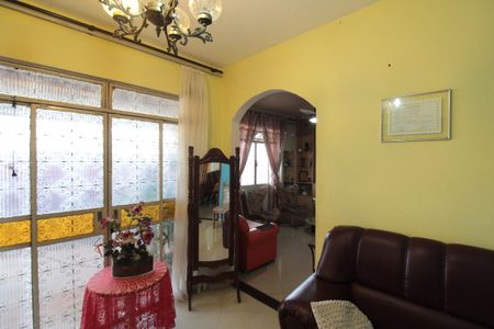 Casa à venda com 233m², 2 quartos e 2 vagasSala