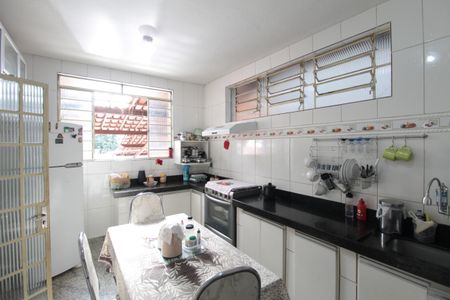 Casa à venda com 233m², 2 quartos e 2 vagasCozinha