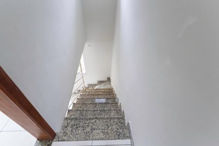 Casa à venda com 80m², 2 quartos e 1 vaga Casa à venda com 80m², 2 quartos e 1 vagaEscada