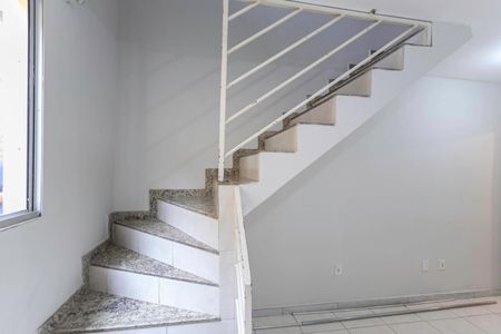 Casa à venda com 80m², 2 quartos e 1 vaga Casa à venda com 80m², 2 quartos e 1 vagaEscada