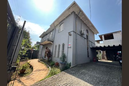 Casa à venda com 380m², 4 quartos e 3 vagas Casa à venda com 380m², 4 quartos e 3 vagasFachada