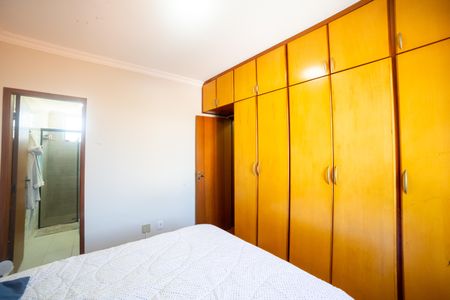 Suíte de apartamento à venda com 2 quartos, 80m² em Sagrada Família, Belo Horizonte