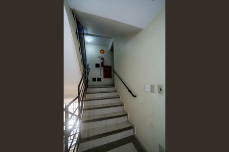 Apartamento à venda com 80m², 2 quartos e 1 vaga Apartamento à venda com 80m², 2 quartos e 1 vagaEscada