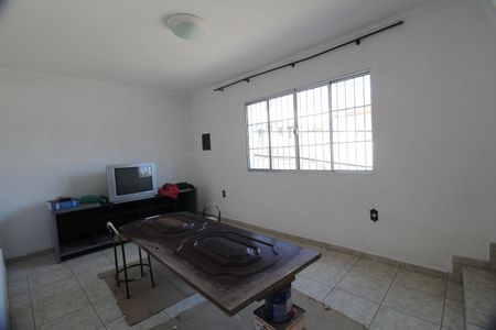 Casa para alugar com 120m², 2 quartos e 2 vagasSala