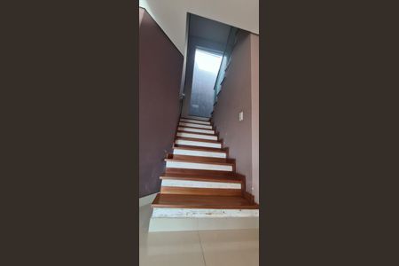 Casa à venda com 405m², 4 quartos e 6 vagas Casa à venda com 405m², 4 quartos e 6 vagasEscada