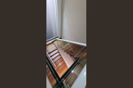 Casa à venda com 405m², 4 quartos e 6 vagas Casa à venda com 405m², 4 quartos e 6 vagasEscada