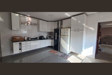 Casa à venda com 405m², 4 quartos e 6 vagas Casa à venda com 405m², 4 quartos e 6 vagasCozinha