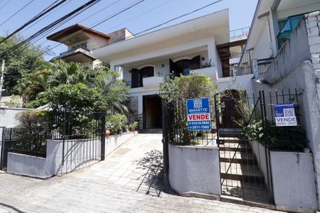 Casa para alugar com 350m², 4 quartos e 2 vagas Casa para alugar com 350m², 4 quartos e 2 vagasFachada