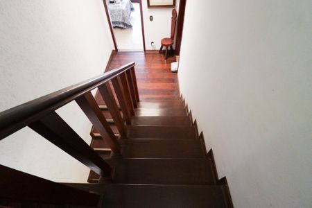 Casa para alugar com 350m², 4 quartos e 2 vagas Casa para alugar com 350m², 4 quartos e 2 vagasEscada