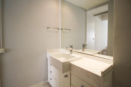 Apartamento à venda com 72m², 2 quartos e 2 vagasBanheiro da Suíte