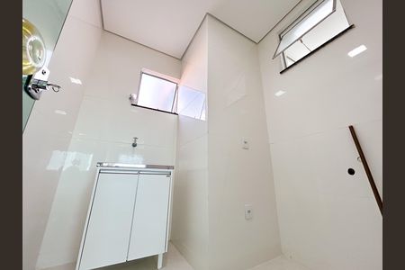 Casa à venda com 70m², 2 quartos e 1 vaga Casa à venda com 70m², 2 quartos e 1 vagaBanheiro social