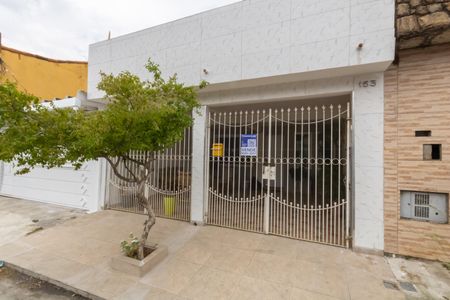Casa à venda com 129m², 4 quartos e 2 vagas Casa à venda com 129m², 4 quartos e 2 vagasFachada