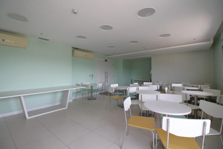 Apartamento para alugar com 225m², 4 quartos e 2 vagas Apartamento para alugar com 225m², 4 quartos e 2 vagasÁrea Comum - Salão de Festas Infantil