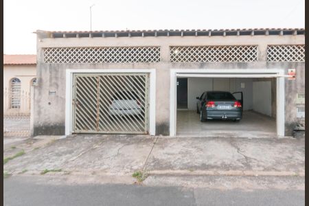 Casa à venda com 250m², 4 quartos e 3 vagasFachada