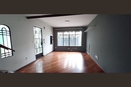 Casa à venda com 129m², 3 quartos e 2 vagasSala