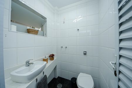 Casa de condomínio à venda com 190m², 3 quartos e 2 vagasBanheiro de Serviço