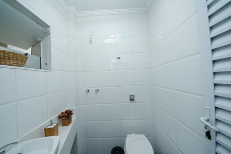 Casa de condomínio à venda com 190m², 3 quartos e 2 vagasBanheiro de Serviço