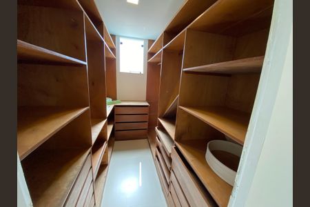 Casa de condomínio para alugar com 330m², 5 quartos e 2 vagas Casa de condomínio para alugar com 330m², 5 quartos e 2 vagasCloset Suíte 2