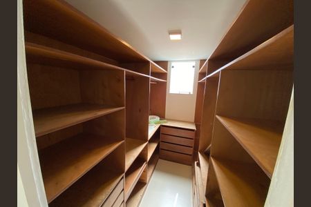 Casa de condomínio para alugar com 330m², 5 quartos e 2 vagas Casa de condomínio para alugar com 330m², 5 quartos e 2 vagasCloset Suíte 2