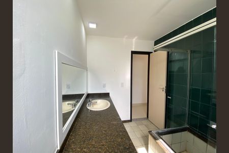 Casa de condomínio para alugar com 330m², 5 quartos e 2 vagas Casa de condomínio para alugar com 330m², 5 quartos e 2 vagasBanheiro Social