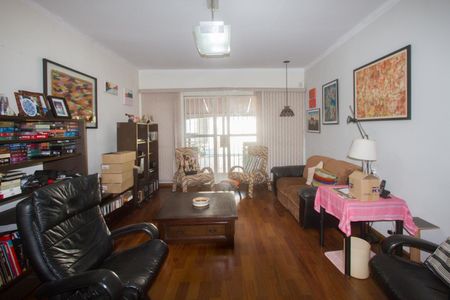 Casa à venda com 315m², 5 quartos e 4 vagas Casa à venda com 315m², 5 quartos e 4 vagasSala