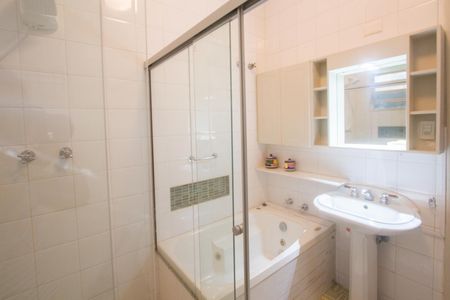 Casa à venda com 315m², 5 quartos e 4 vagas Casa à venda com 315m², 5 quartos e 4 vagasBanheiro