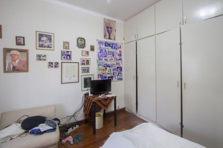 Casa à venda com 315m², 5 quartos e 4 vagas Casa à venda com 315m², 5 quartos e 4 vagasQuarto