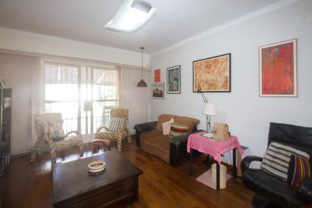 Casa à venda com 315m², 5 quartos e 4 vagas Casa à venda com 315m², 5 quartos e 4 vagasSala