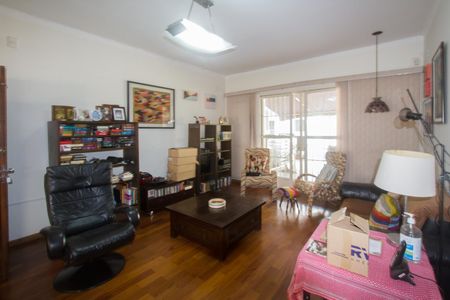 Casa à venda com 315m², 5 quartos e 4 vagas Casa à venda com 315m², 5 quartos e 4 vagasSala