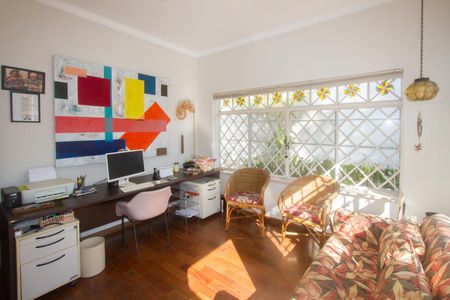 Casa à venda com 315m², 5 quartos e 4 vagas Casa à venda com 315m², 5 quartos e 4 vagasSala