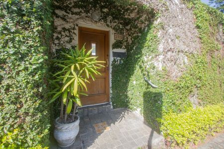 Casa à venda com 315m², 5 quartos e 4 vagas Casa à venda com 315m², 5 quartos e 4 vagasFachada