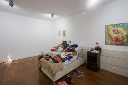 Casa à venda com 315m², 5 quartos e 4 vagas Casa à venda com 315m², 5 quartos e 4 vagasSuíte