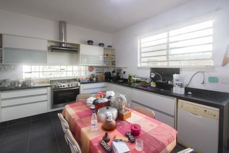 Casa à venda com 315m², 5 quartos e 4 vagas Casa à venda com 315m², 5 quartos e 4 vagasCozinha