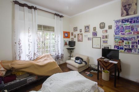 Casa à venda com 315m², 5 quartos e 4 vagas Casa à venda com 315m², 5 quartos e 4 vagasQuarto