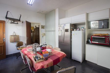 Casa à venda com 315m², 5 quartos e 4 vagas Casa à venda com 315m², 5 quartos e 4 vagasCozinha