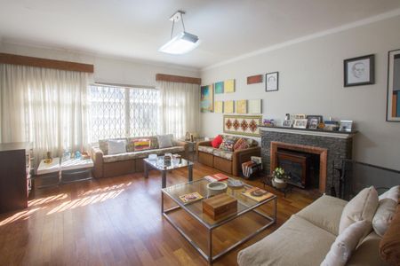 Casa à venda com 315m², 5 quartos e 4 vagas Casa à venda com 315m², 5 quartos e 4 vagasSala