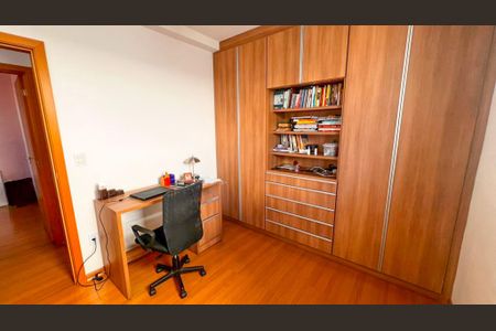 Apartamento à venda com 190m², 4 quartos e 3 vagasQuarto 2