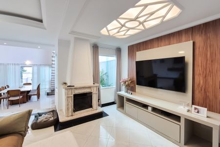 Casa à venda com 272m², 3 quartos e 4 vagas Casa à venda com 272m², 3 quartos e 4 vagasSala