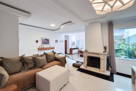 Casa à venda com 272m², 3 quartos e 4 vagas Casa à venda com 272m², 3 quartos e 4 vagasSala