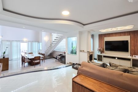 Casa à venda com 272m², 3 quartos e 4 vagas Casa à venda com 272m², 3 quartos e 4 vagasSala