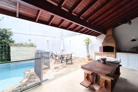 Casa à venda com 272m², 3 quartos e 4 vagas Casa à venda com 272m², 3 quartos e 4 vagasQuintal