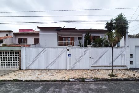 Casa à venda com 272m², 3 quartos e 4 vagas Casa à venda com 272m², 3 quartos e 4 vagasFachada