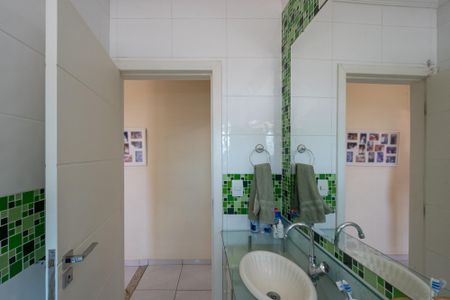 Casa à venda com 169m², 3 quartos e 2 vagas Casa à venda com 169m², 3 quartos e 2 vagasBanheiro Social