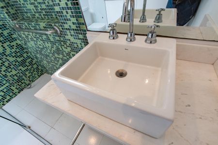 Casa à venda com 700m², 6 quartos e 7 vagasBanheiro da suíte 4