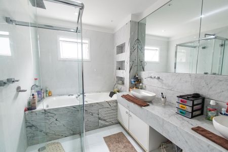 Casa à venda com 700m², 6 quartos e 7 vagasBanheiro da suíte 5