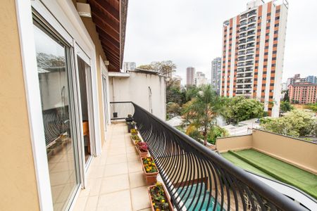 Casa à venda com 700m², 6 quartos e 7 vagasVaranda da suíte 4 e 5