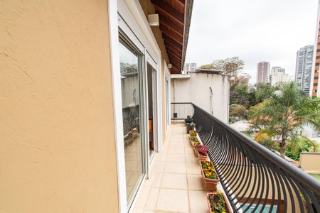 Casa à venda com 700m², 6 quartos e 7 vagasVaranda da suíte 4 e 5